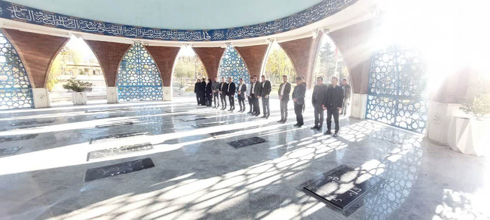 تجدید میثاق کارکنان شرکت آب منطقه‌ای ایلام با شهدا در هفته بسیج