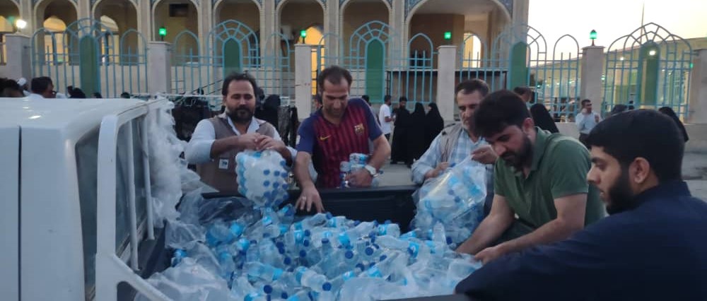 توزیع آب شرب خنک در مرز بین‌المللی مهران در موج رفت و برگشت زائران مراسم عرفه و عیدقربان